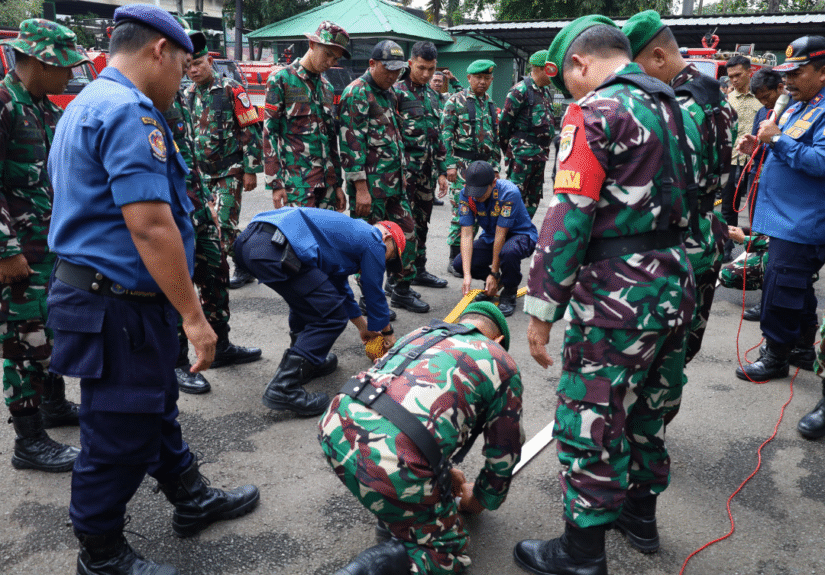 ubah warna baju pria yang kemeja biru, ubah jadi warna hijau (4)